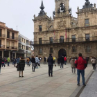 Quinto día de protesta de los hosteleros astorganos, ayer, frente al Ayuntamiento de la ciudad. DL