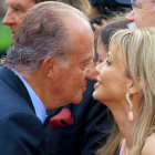 El rey Juan Carlos saluda a Corinna Larssen. DL