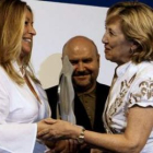 Trinidad Jiménez entrega a Montserrat Fuster uno de los premios de Integra BBVA.
