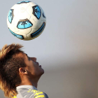 El delantero Neymar practica durante un entrenamiento de la selección brasileña.