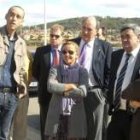 Isabel Carrasco sigue las explicaciones del arquitecto municipal de Sariegos, junto al alcalde