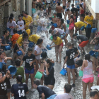 Una imagen de la tradicional Fiesta del Agua que se celebra en la calle Real. ANA F. BARREDO