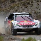 El piloto francés Sebastien Loeb y su copiloto Daniel Elena conducen su Peugeut durante la quinta etapa del Rally Dakar 2017, entreTupiza y Oruro .