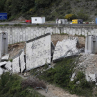Parte de la estructura de uno de los viaductos derrumbados en la A-6. ANA F. BARREDO