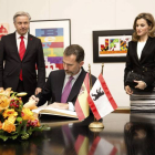 El rey Felipe de España firma en el libro de honor del Ayuntamiento de Berlín, Alemania, en presencia de su esposa, la reina Letizia, y del alcalde de Berlín, Klaus Wowereit.