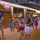 Un grupo de turistas británicos pasean disfrazados por las calles de Lloret el pasado mes de abril, cuando se celebró el 'Lloretfest'.
