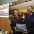 Andoni Canela (izda.) es uno de los mejores fotógrafos del mundo. En la foto, presentado su libro junto a José Luis García Lorenzo