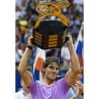 Nadal levanta el trofeo de campeón del Abierto de Brasil.