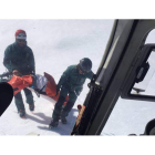 Una vez alertados de la desaparición, el Greim de Sabero y la Guardia Civil de Asturias iniciaron una batida por la zona hasta dar con el cuerpo sin vida del montañero. DL