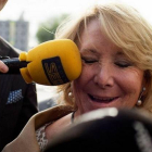 El micrófono de Cadena SER golpeando a Esperanza Aguirre.