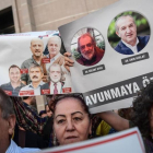Un grupo de manifestantes muestran imágenes de periodistas del diario opositor Cumhuriyet, en una protesta en Estambul, el 28 de julio.