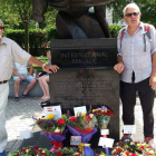 El leonés Paco Robles, uno de los últimos niños de la guerra, junto al monumento a los brigadistas en Londres. DL
