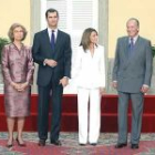 Don Felipe de Borbón y doña Letizia Ortíz posan con los Reyes de España después de la pedida de mano de la periodista celebrada en el Palacio del Pardo. La fecha del enlace aún no ha sido desvelada.