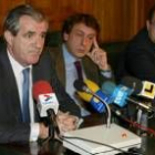Álvarez Guisasola, Javier García Prieto y Eduardo Fernández, en el salón de plenos de la Diputación