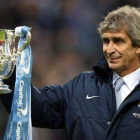 Manuel Pellegrini, con el trofeo que acredita al Manchester City como ganador de la Copa de la Liga.