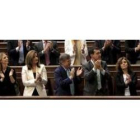 Rajoy recibe el aplauso de los diputados de su grupo tras su intervención en el pleno.