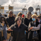 La hermana del marinero ahogado junto a la mujer y la hija del desaparecido. ROMÁN G. AGUILERA