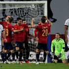 Los jugadores españoles celebran el cuarto gol de su equipo durante el partido. JULIO MUÑOZ