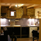 Cocina y fachada principal de la casa rural La Gándara, en la localidad berciana de San Justo de Cabanillas.