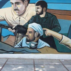 Un hombre camina delante de un mural en Teherán (Irán).