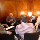 Majo en la reunión con el alcalde de Grajal. JESÚS F. SALVADORES