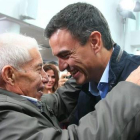 El secretario general de el PSOE, Pedro Sánchez, saluda al militante Antonio Fernández, que recientemente ha cumplido 100 años