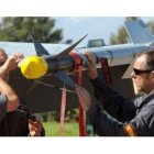 Militares inspeccionan el misil de un F-18 español en la base de Decimomannu.