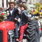 Una de las citas más destacadas fue la procesión de tractores engalanados de Cacabelos. L. DE LA MATA