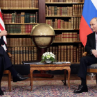 La esperada cumbre Putin-Biden comenzó con una imagen que inspiraba poder e historia, rodeados de libros con historia. M. METZEL/KREMLIN