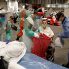 Personal sanitario atendiendo a pacientes en el hospital de campaña de Ifema, en Madrid. EFE COMUNIDAD DE MADRID