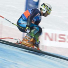 Uno de los esquiadores leoneses de la selección autonómica en pleno salto.