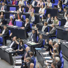 Momento en el que se vota la resolución en el Parlamento alemán. MICHAEL KAPPELER