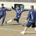 El delantero Murci, en el centro, durante un entrenamiento de la Cultural.