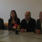 Garzón (izquierda), con representantes de las bodegas.