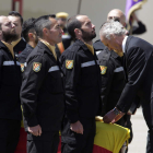 El ministro de Defensa condecora al militar fallecido. J. CEBOLLADA