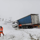 Un camión accidentado en la N-630, cerca de Arbás del Puerto. FERNANDO OTERO