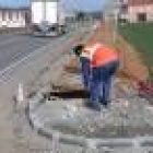 Un trabajador acomete los últimos toques de una parte de la obra