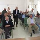 Herminio Medina, en el centro, ayer en Bercianos del Páramo con los representantes del Páramo Medio