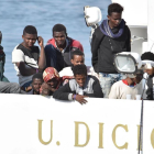 Varios migrantes a bordo del Diciotti en el puerto de Catania. /