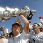 Los integrantes del Alinghi celebran el triunfo con el público