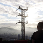 Un hombre observa la red eléctrica de Bilbao. LUIS TEJIDO