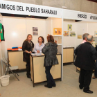 El alcalde (derecha) inauguró ayer la feria en el Museo del Ferrocarril. Allí pueden adquirirse productos de todo tipo.
