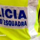 Una detención por parte de un agente de los Mossos.