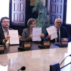 Los miembros de la Mesa del Parlament muestran las notificaciones recibidas sobre la nulidad de la resolución del referéndum unilateral.