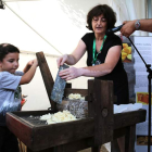 Taller de elaboración de queso con cerveza, ayer por la mañana en la feria de Carrizo..