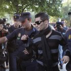 Samuel Benítez, escoltado por la policía en una de las jornadas del juicio por el crimen.