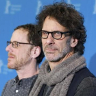 Ethan (izquierda) y Joel Coen, durante la presentación de '¡Ave, César!' en la Berlinale.