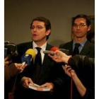 Mañueco, a la derecha, atiende a los medios de comunicación
