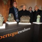 El obispo inauguró la exposición en Palat del Rey.