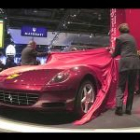 El presidente de Ferrari, Luca di Montezemolo y el diseñador Sergio Pininfarina descubren un modelo de <b>Ferrari 612</b>.